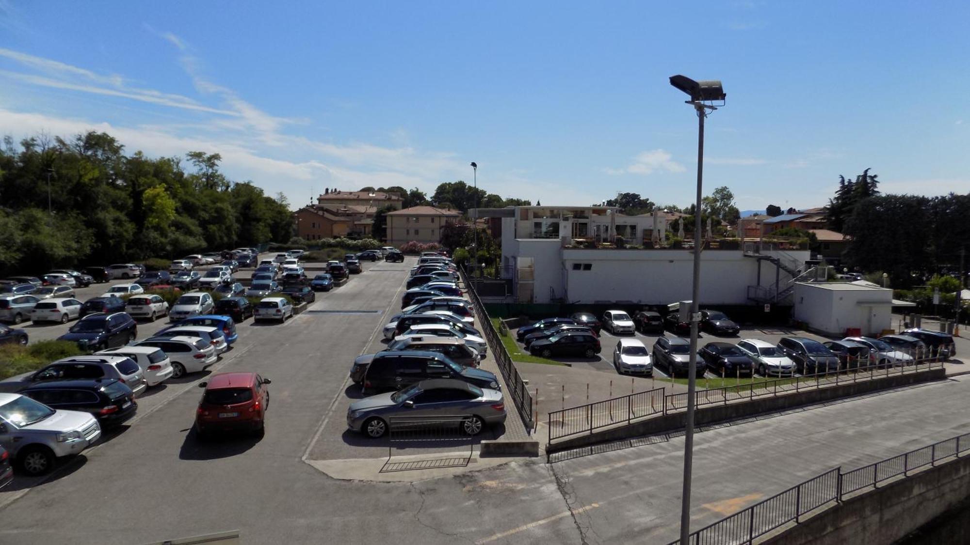 Millyholidays - Apartment Lilla - Center - Nearby Beach - Private Garden - Spa Pool Bardolino Exterior foto